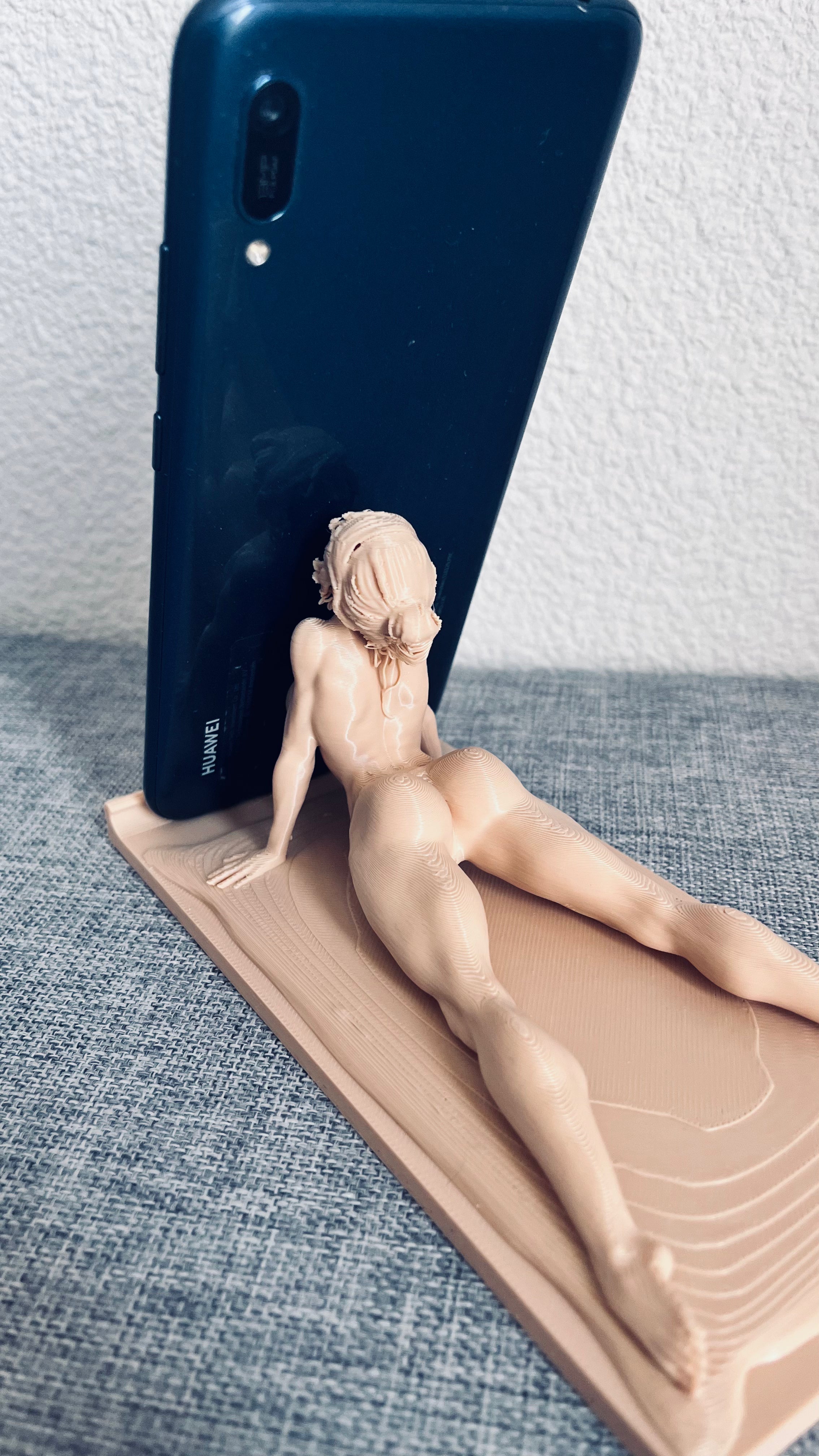 Support de téléphone Femme Sculpturale – Élégance Sensuelle