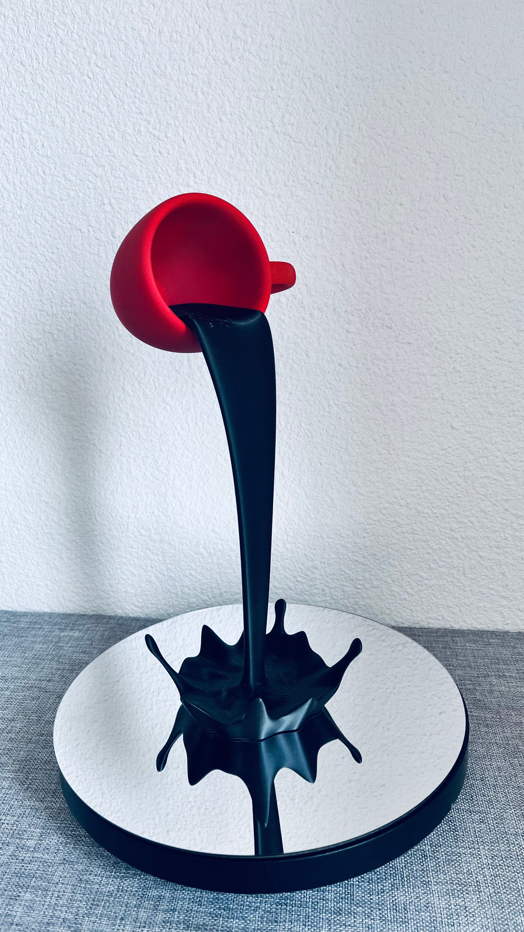 Tasse Flottante Effet Café Renversé – Décoration Impression 3D