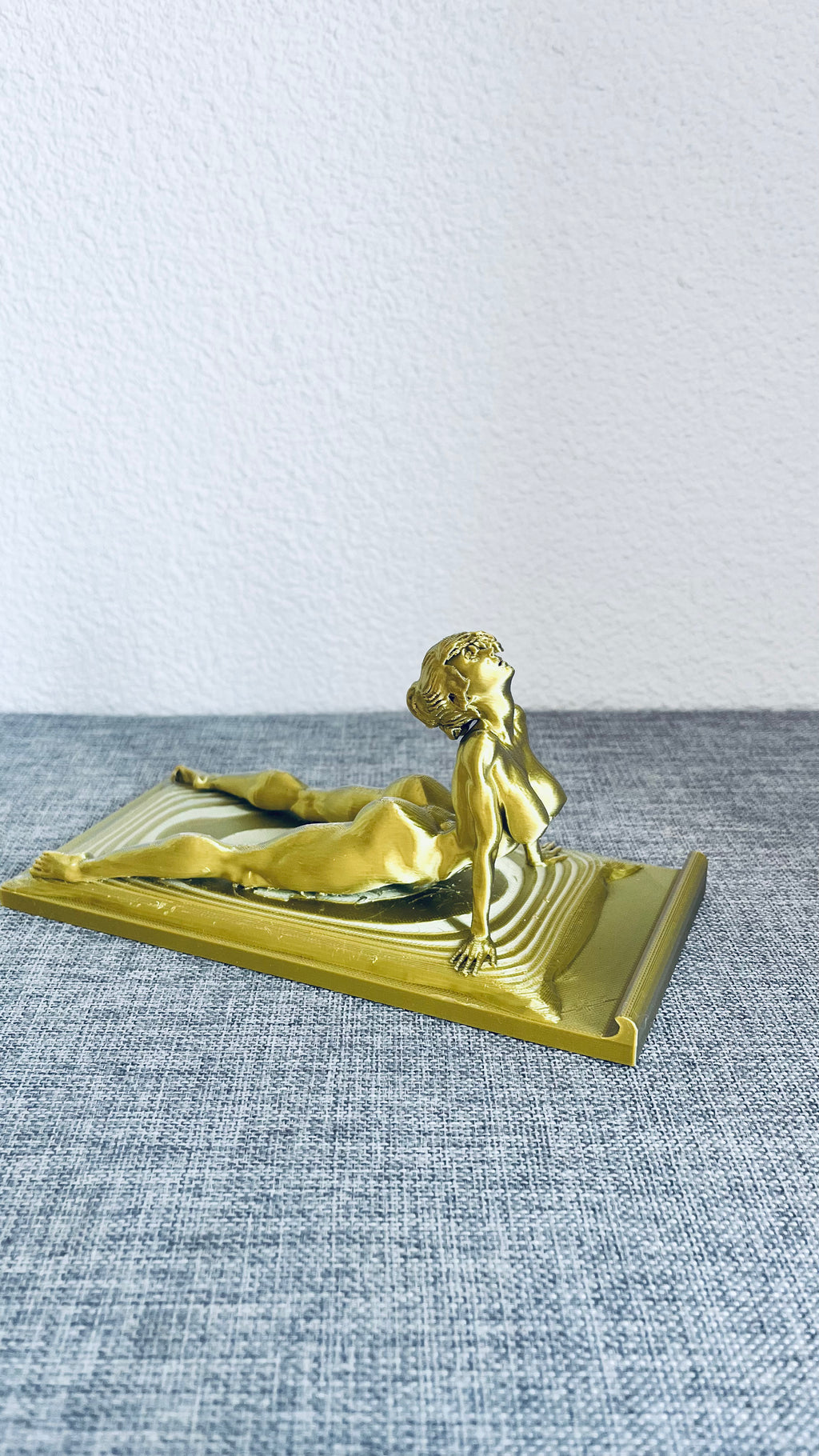 Support Téléphone Femme Sensuelle – Effet Métallisé Argent/Or – Impression 3D