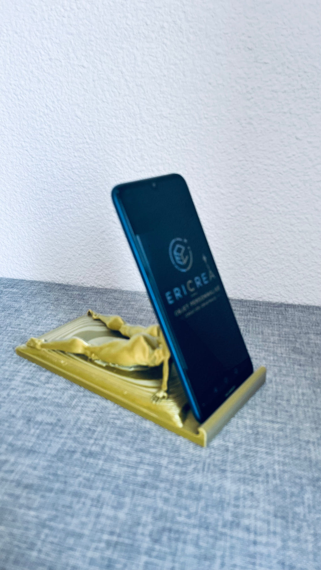 Support Téléphone Femme Sensuelle – Effet Métallisé Argent/Or – Impression 3D