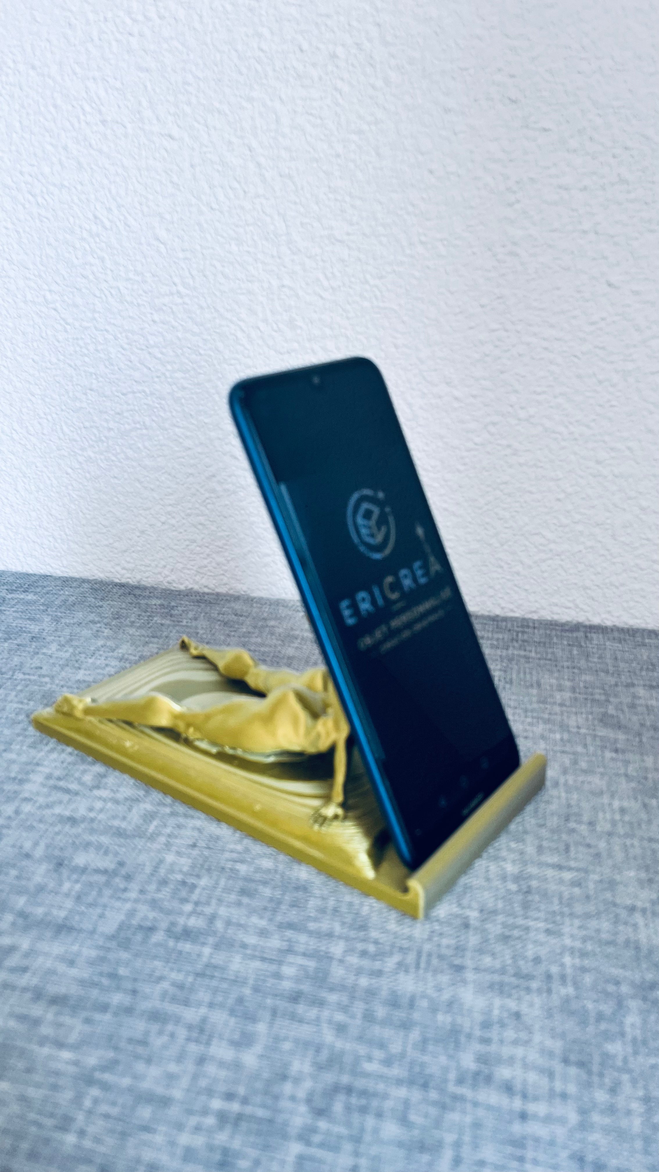 Support Téléphone Femme Sensuelle – Effet Métallisé Argent/Or – Impression 3D