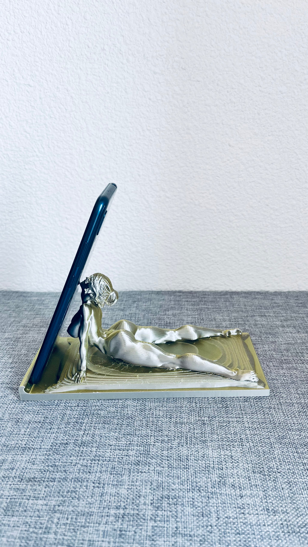 Support Téléphone Femme Sensuelle – Effet Métallisé Argent/Or – Impression 3D