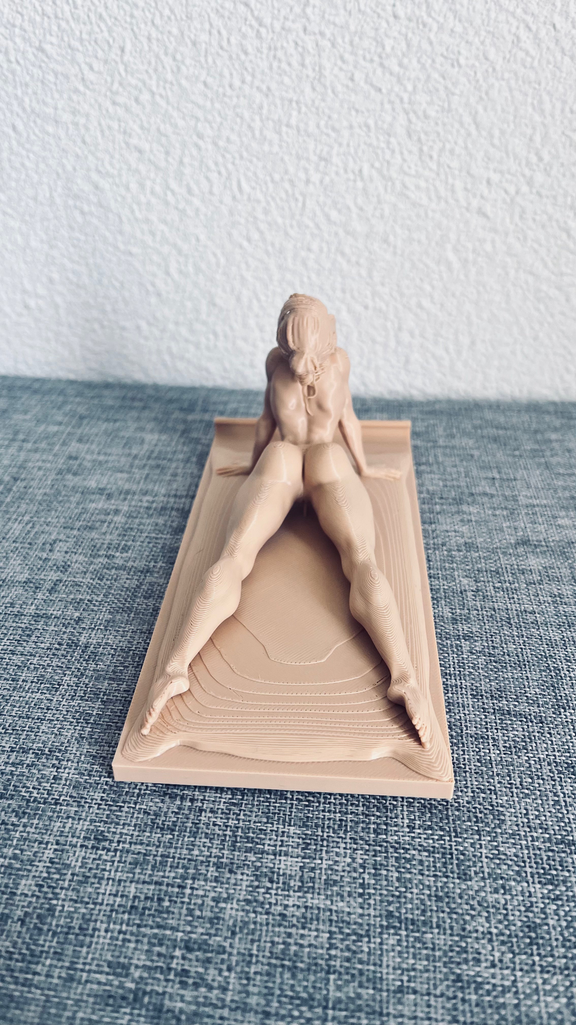 Support de téléphone Femme Sculpturale – Élégance Sensuelle