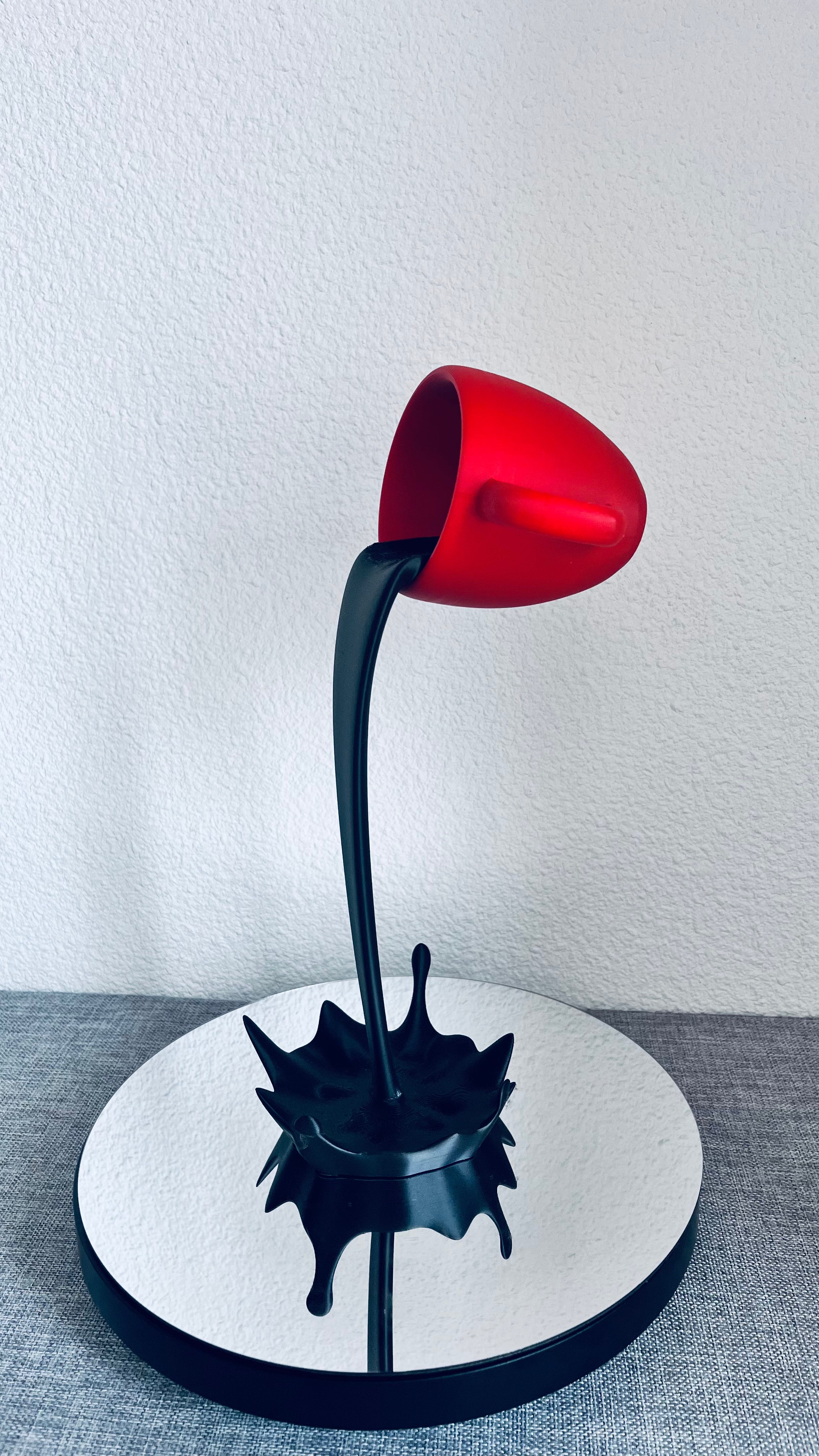 Tasse Flottante Effet Café Renversé – Décoration Impression 3D