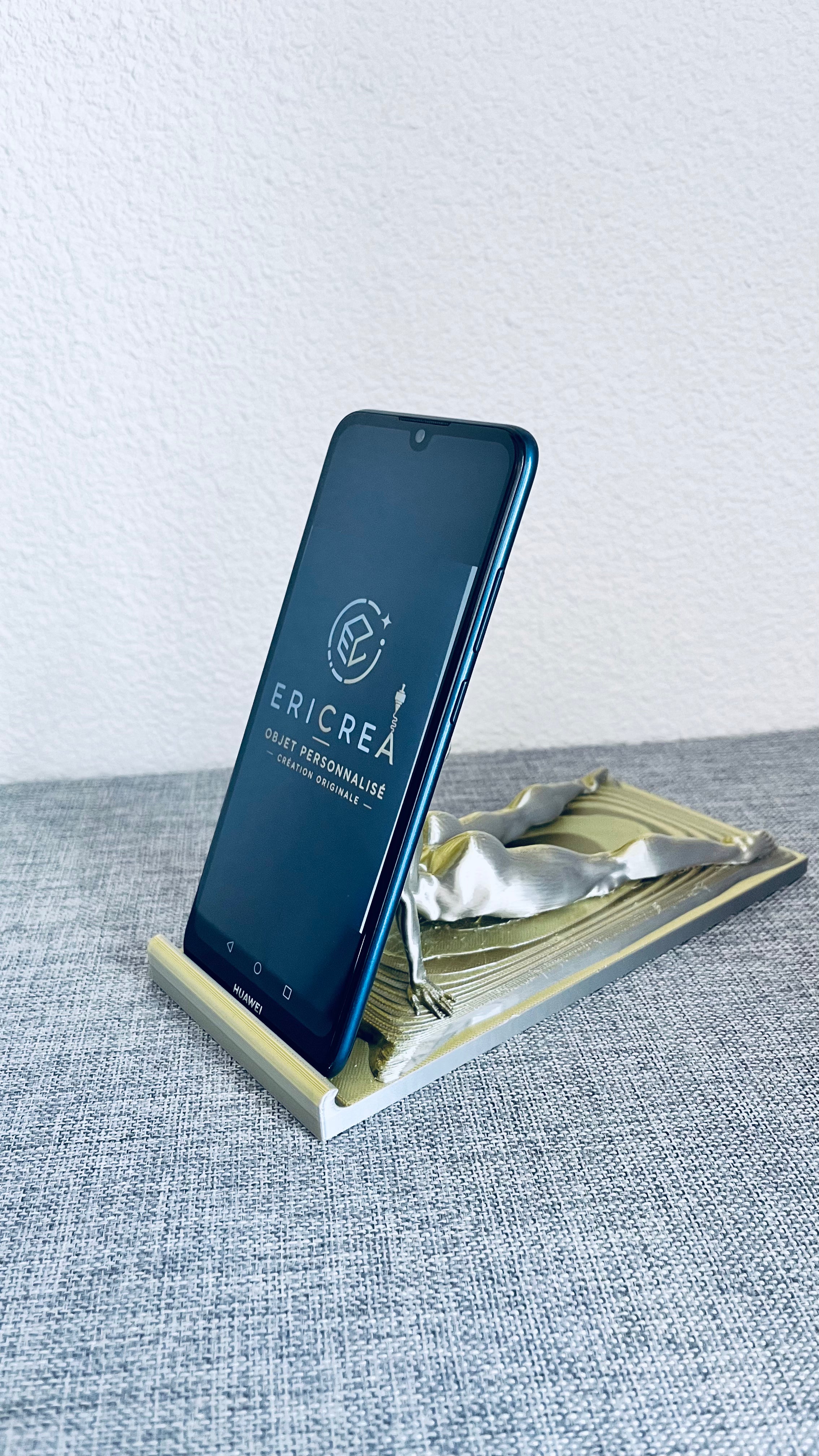 Support Téléphone Femme Sensuelle – Effet Métallisé Argent/Or – Impression 3D