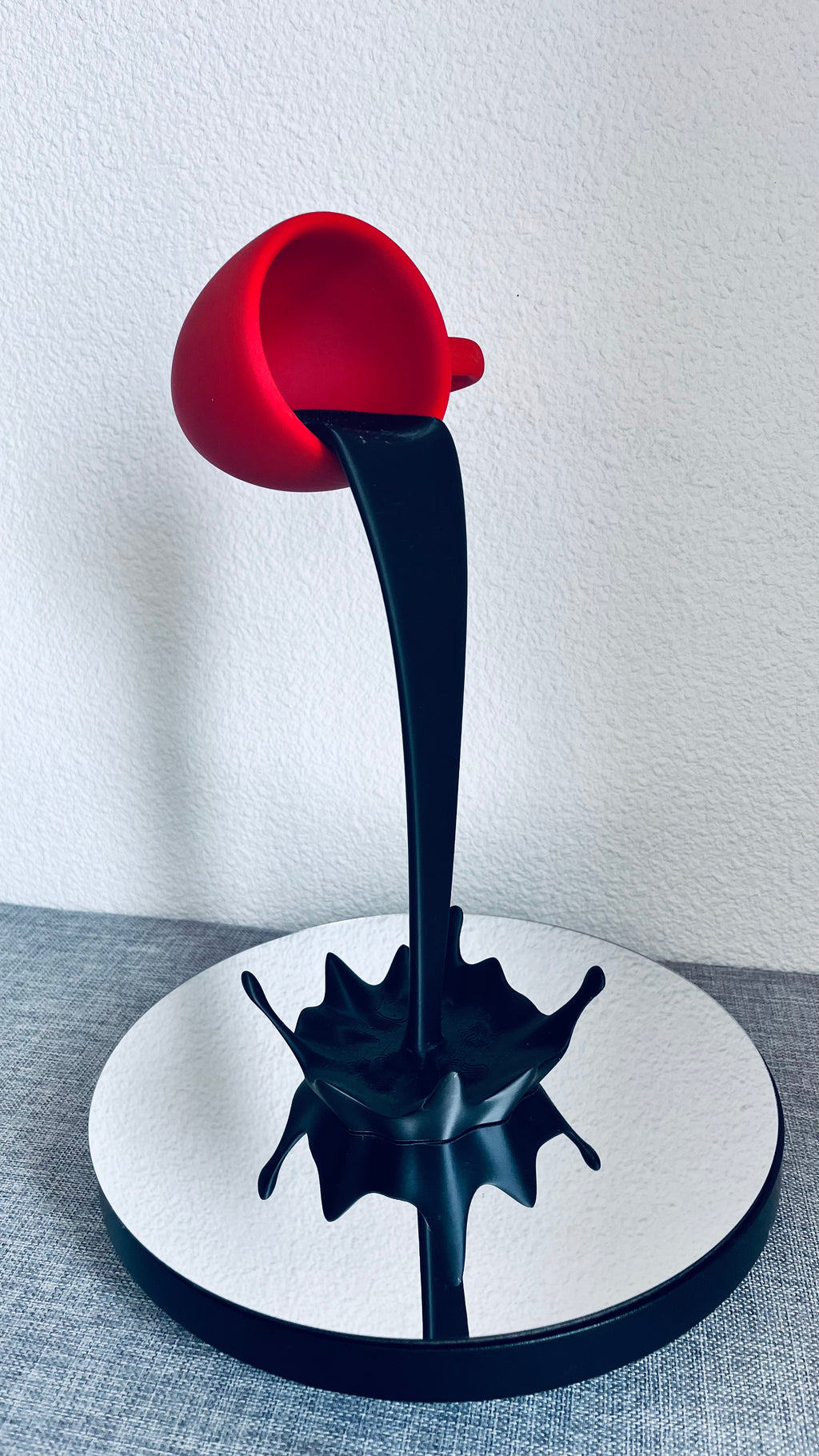 Tasse Flottante Effet Café Renversé – Décoration Impression 3D