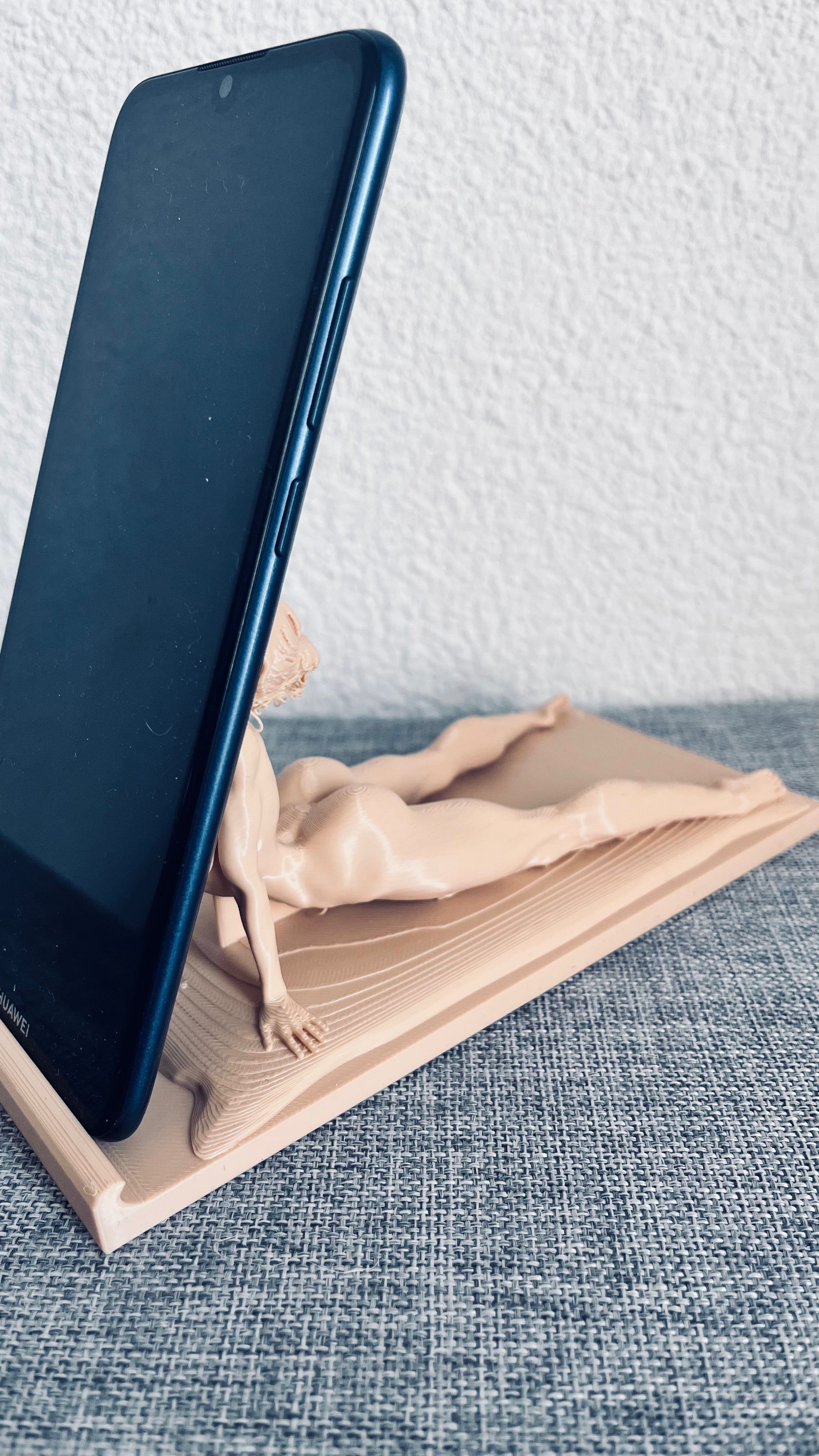 Support de téléphone Femme Sculpturale – Élégance Sensuelle