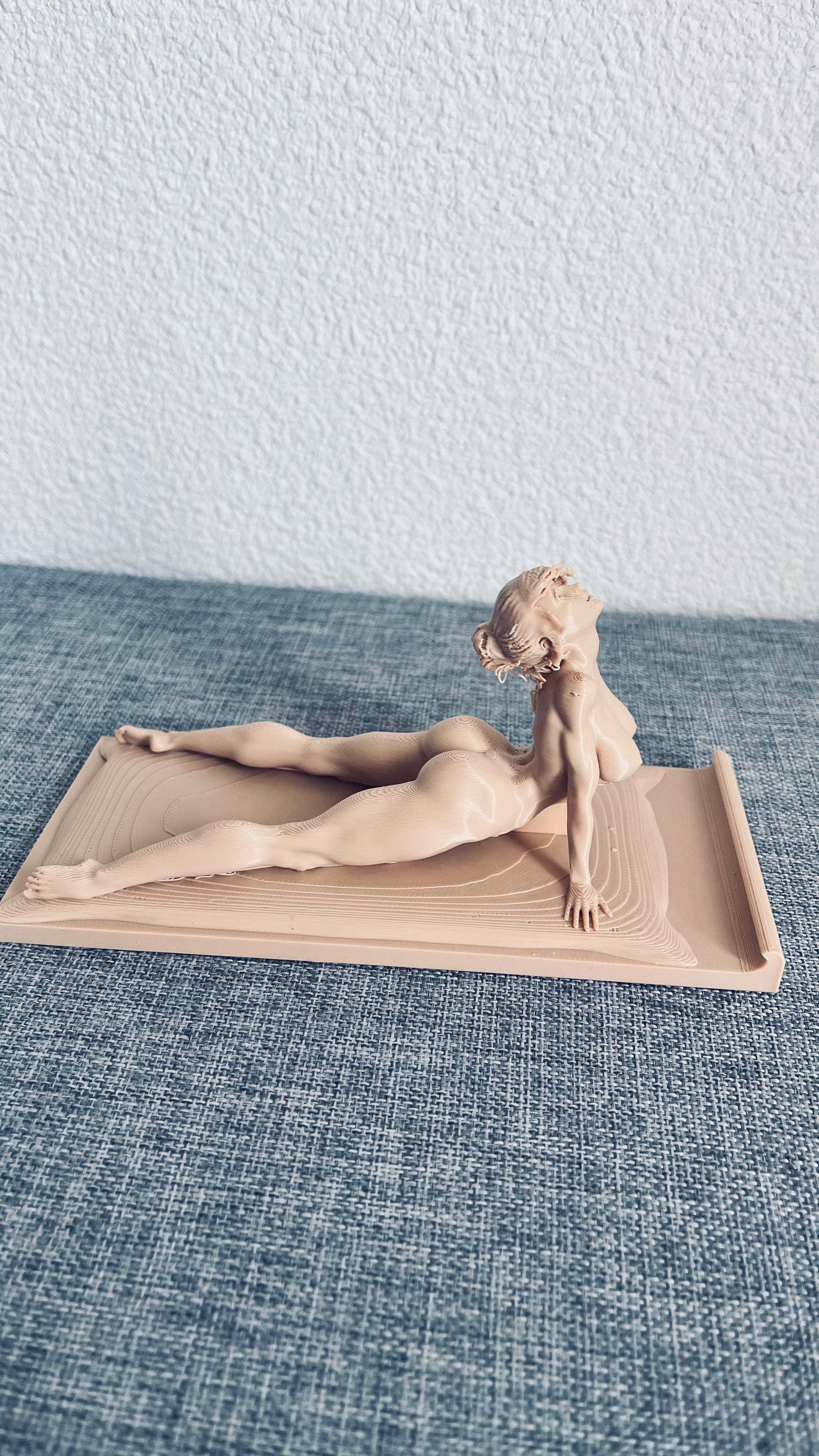 Support de téléphone Femme Sculpturale – Élégance Sensuelle