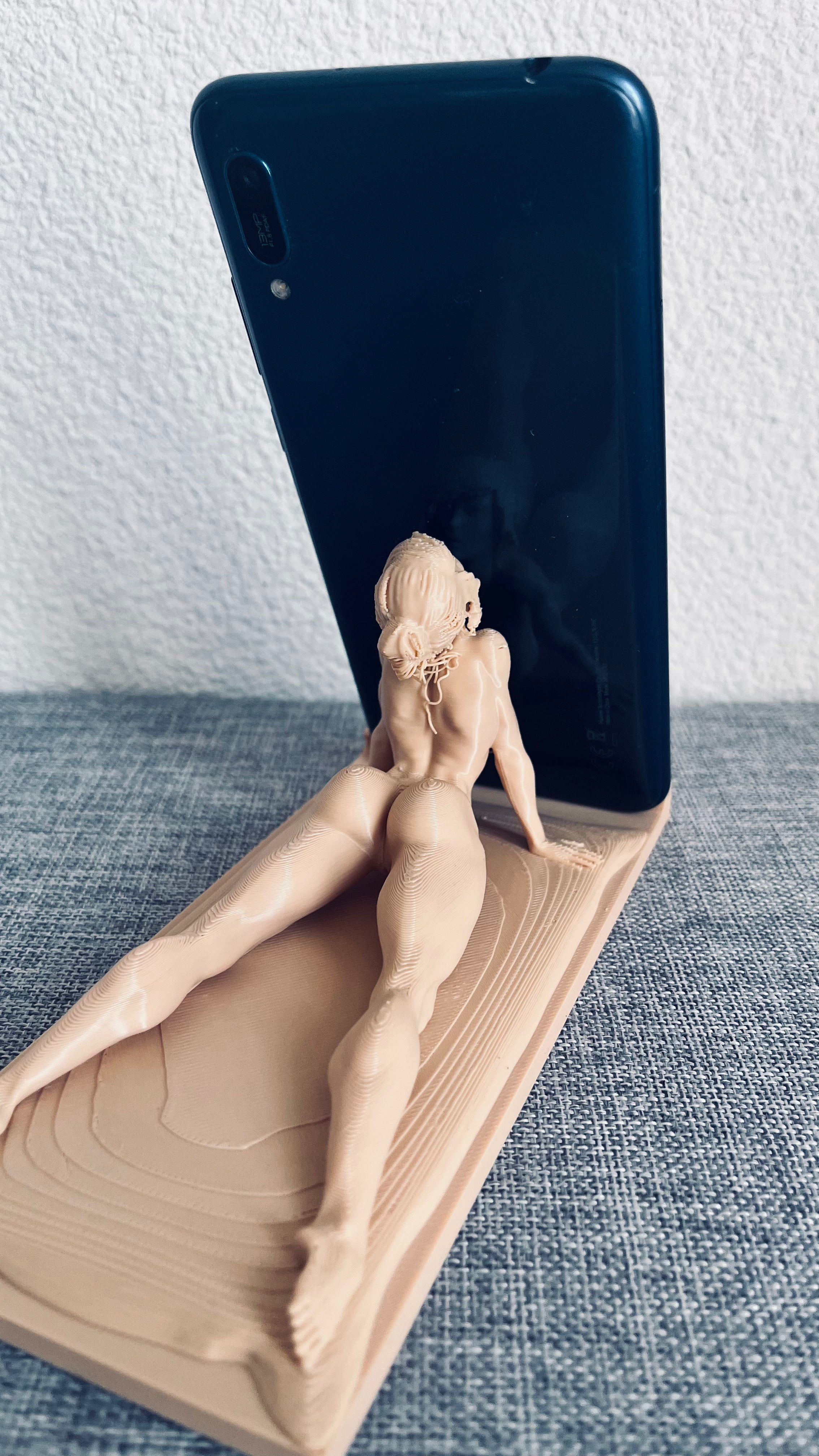 Support de téléphone Femme Sculpturale – Élégance Sensuelle