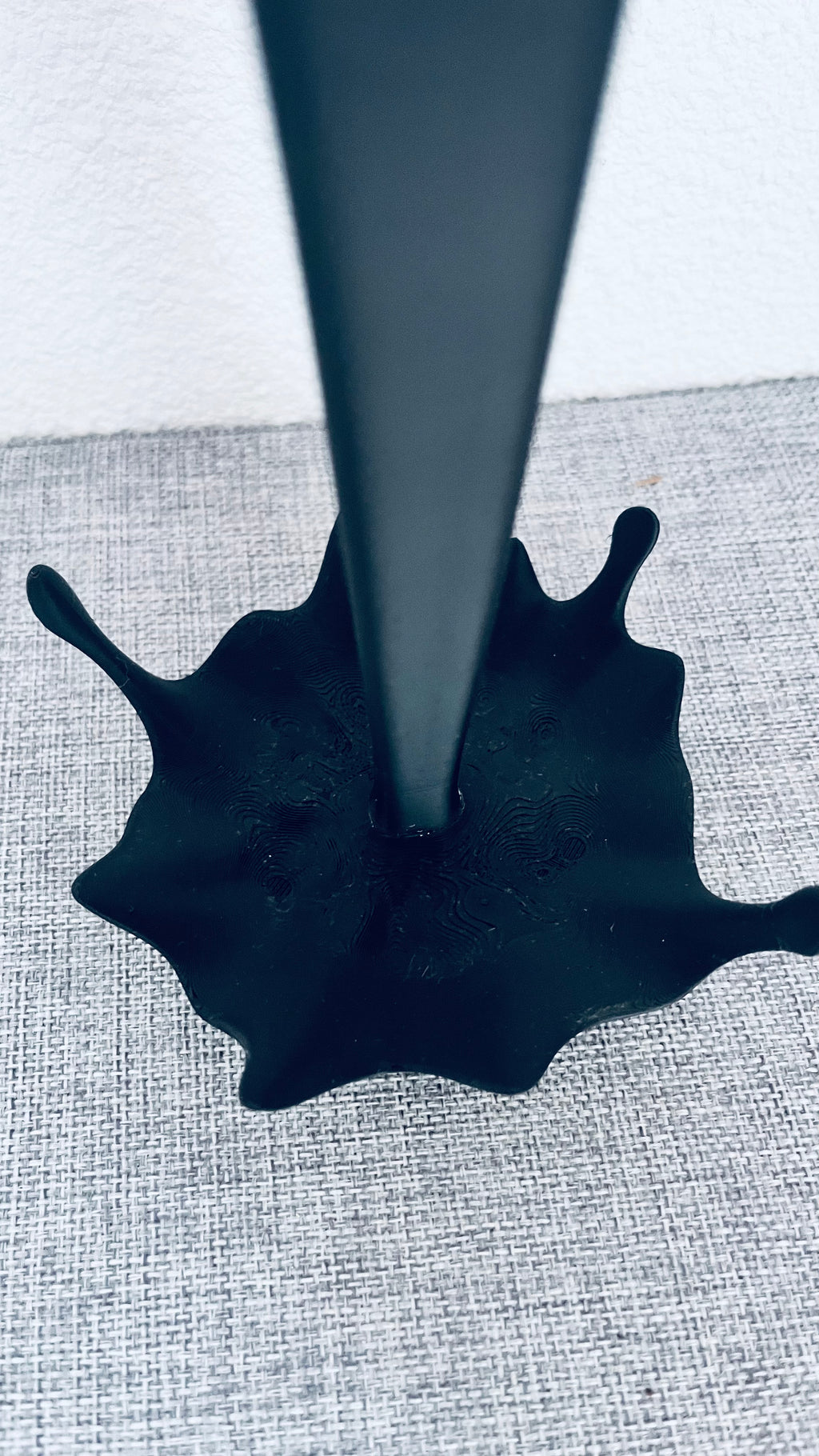 Tasse Flottante Effet Café Renversé – Décoration Impression 3D