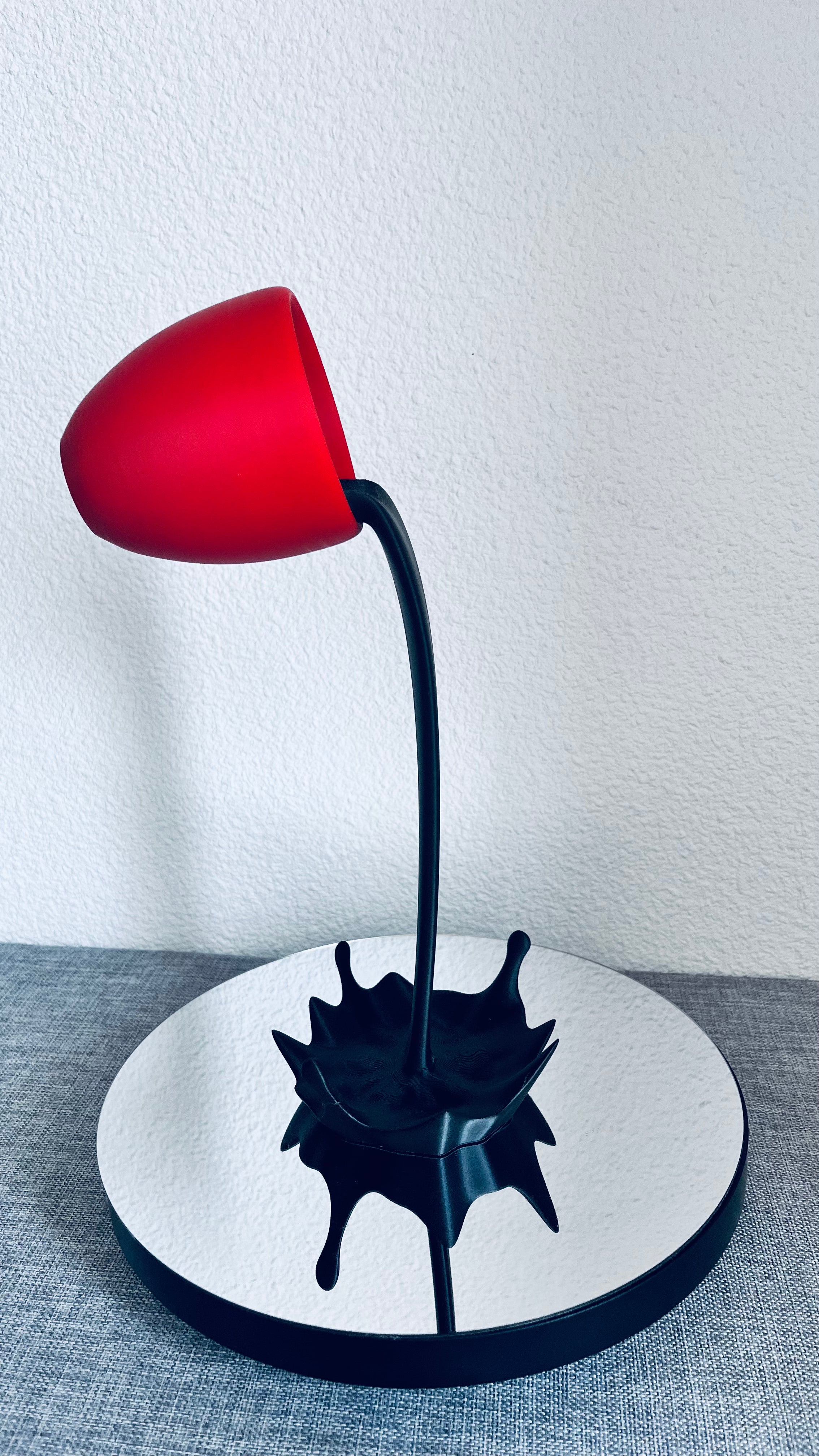Tasse Flottante Effet Café Renversé – Décoration Impression 3D