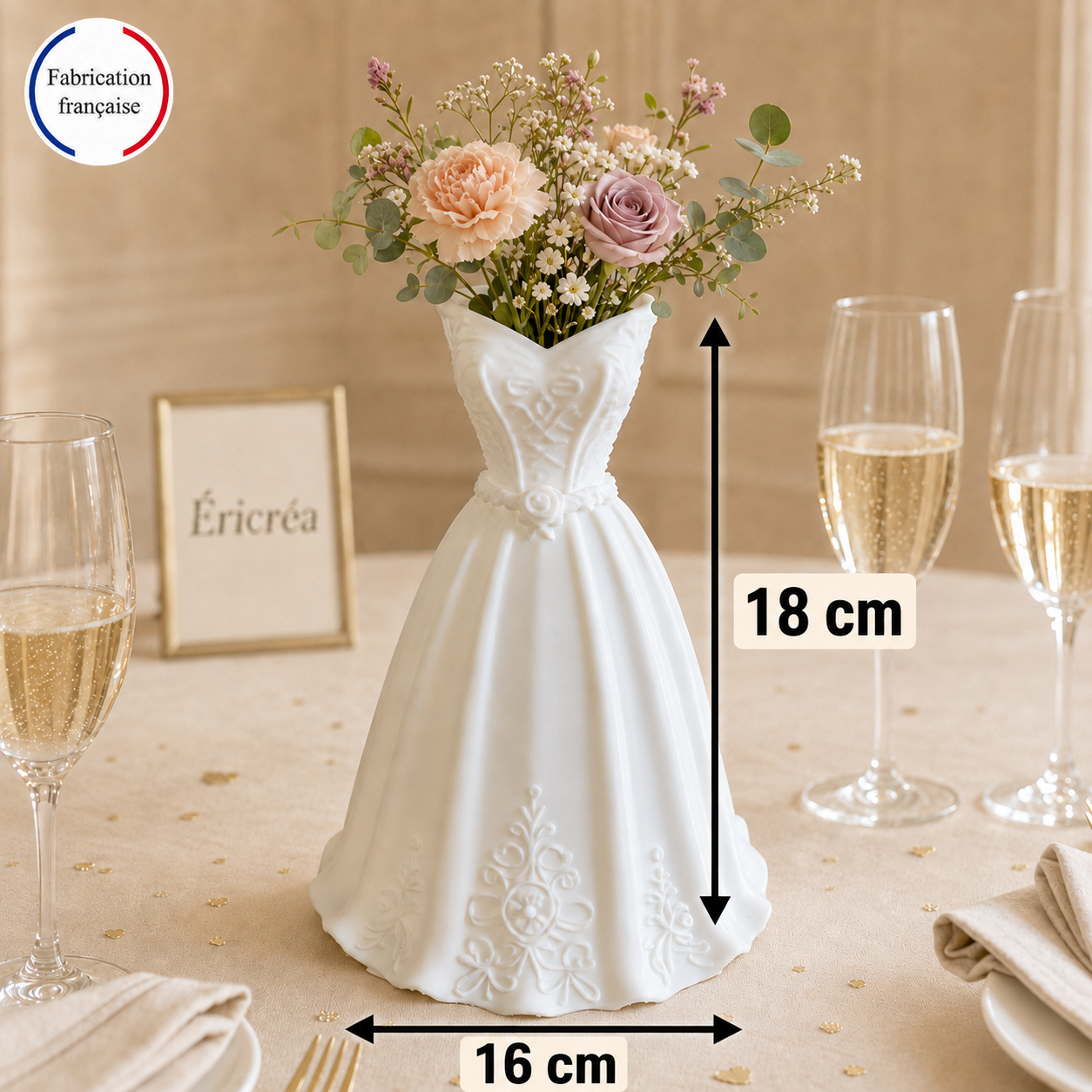 Centre de table élégant – Vase robe de mariée fleuri