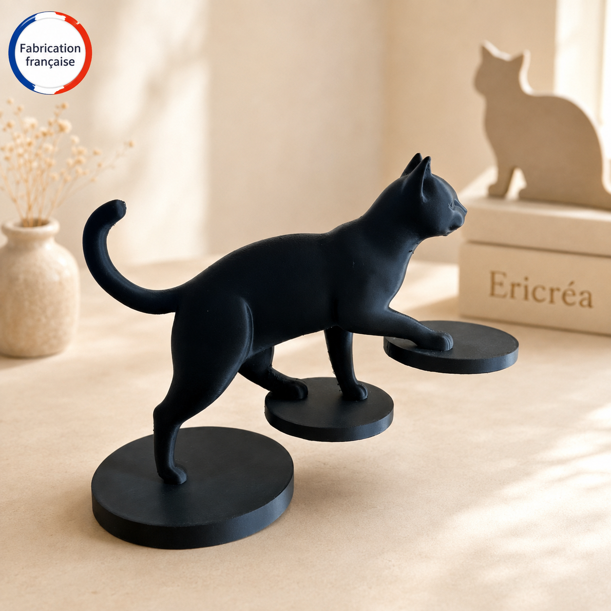 Chat sur marches flottantes – illusion d’optique