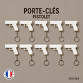 Porte-clés pistolet sur fond contrasté