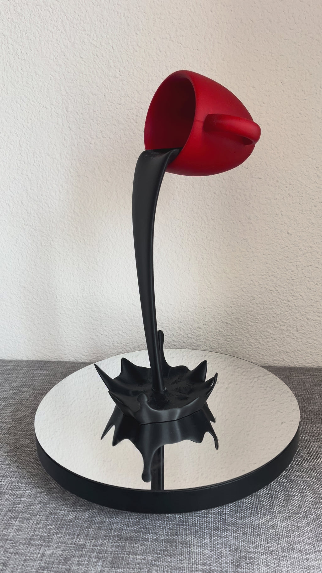Tasse Flottante Effet Café Renversé – Décoration Impression 3D