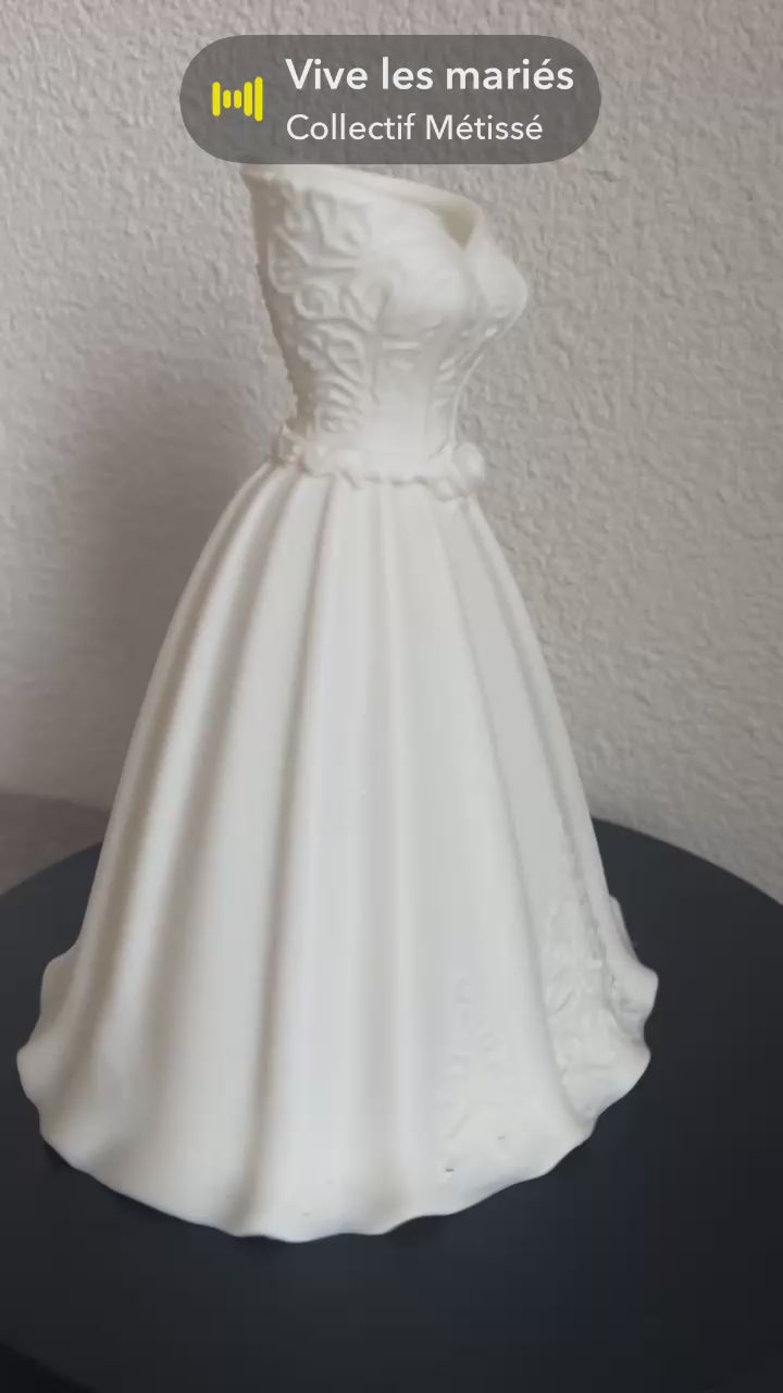 Centre de table élégant – Vase robe de mariée fleuri