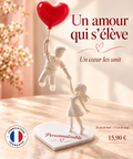 Statue décorative personnalisable d’un couple réuni autour d’un cœur rouge, fabrication française, 26 cm de haut sur 13 cm de large