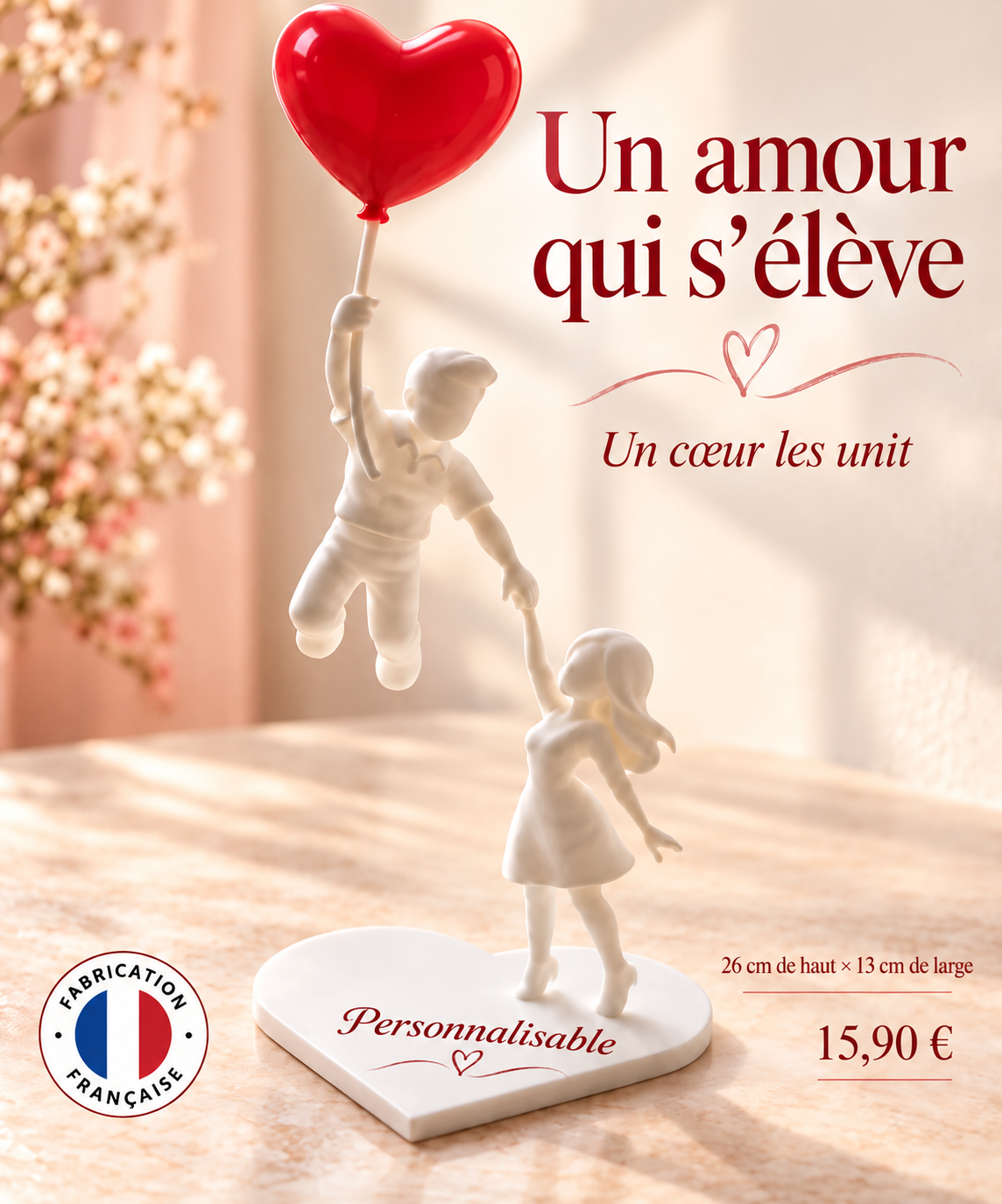 Statue décorative personnalisable d’un couple réuni autour d’un cœur rouge, fabrication française, 26 cm de haut sur 13 cm de large