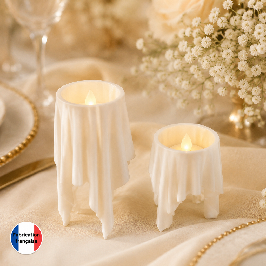 Duo de supports blancs effet tissu drapé avec bougies LED sur une table de mariage